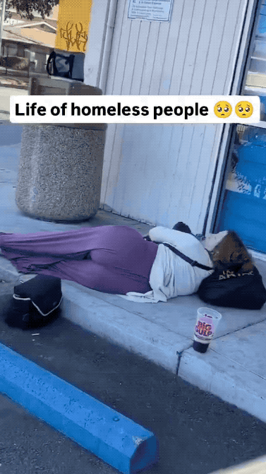 美国版丰乳肥臀：街头流浪女子躺大街上，一群美国网民流口水让人恶心！近日，美国一个