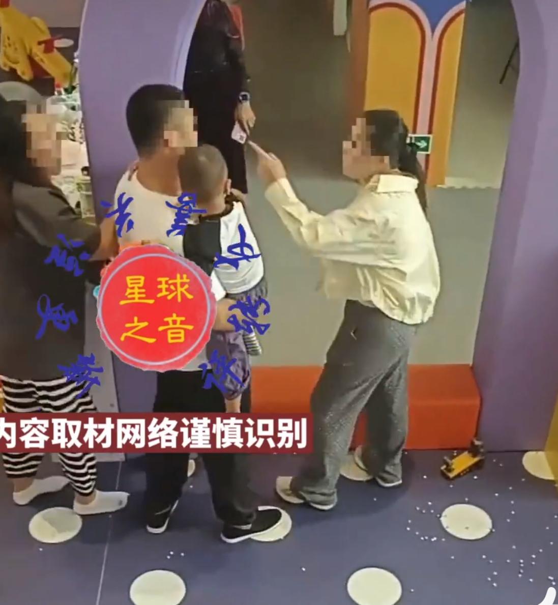 商场游乐场两妈妈护儿对喷，爸爸抱着孩子夹在中间阻拦，家里有个情绪稳定的太重要了。