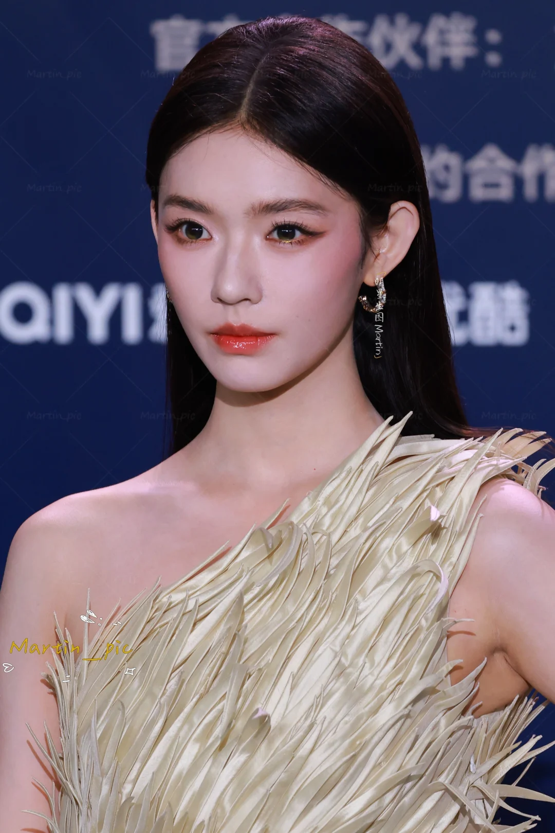 林允电影之夜红毯生图 闺蜜好美的眼妆！！