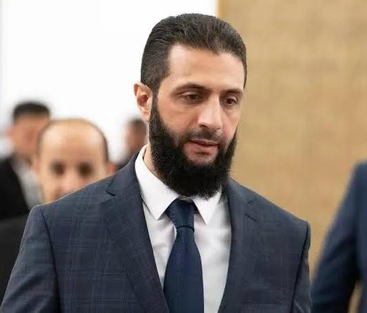 朱拉尼想要收服库尔德武装，所以给出了好几个诱人的条件！
1、库尔德武装能够进入到