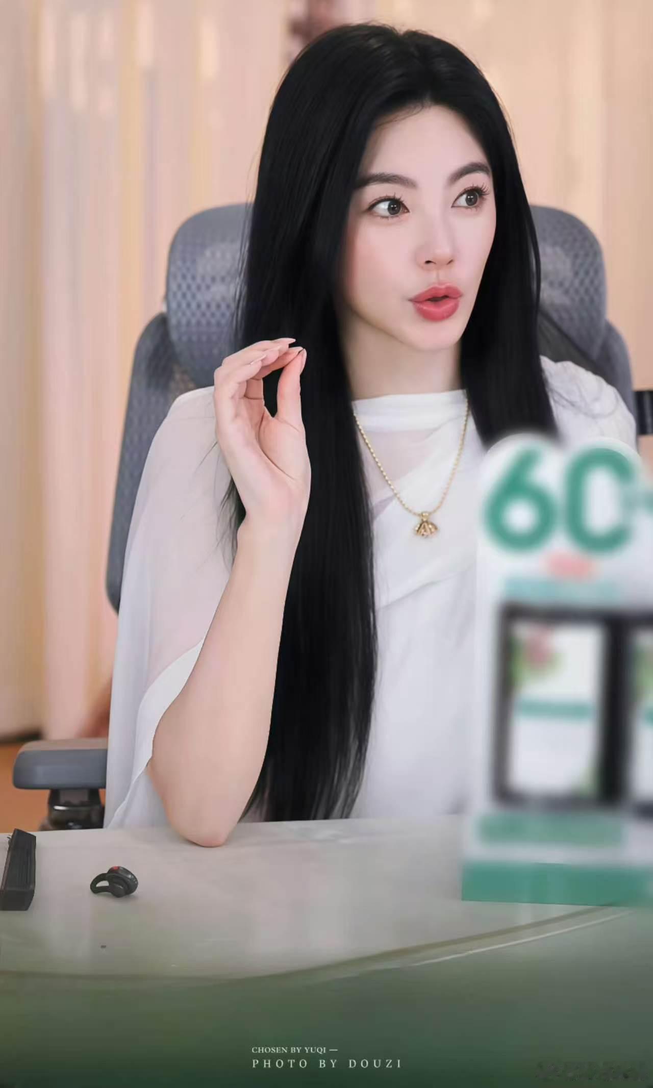 张雨绮这状态也太绝了吧，皮肤紧致气场全开，整个人都在发光，美得毫不费力 