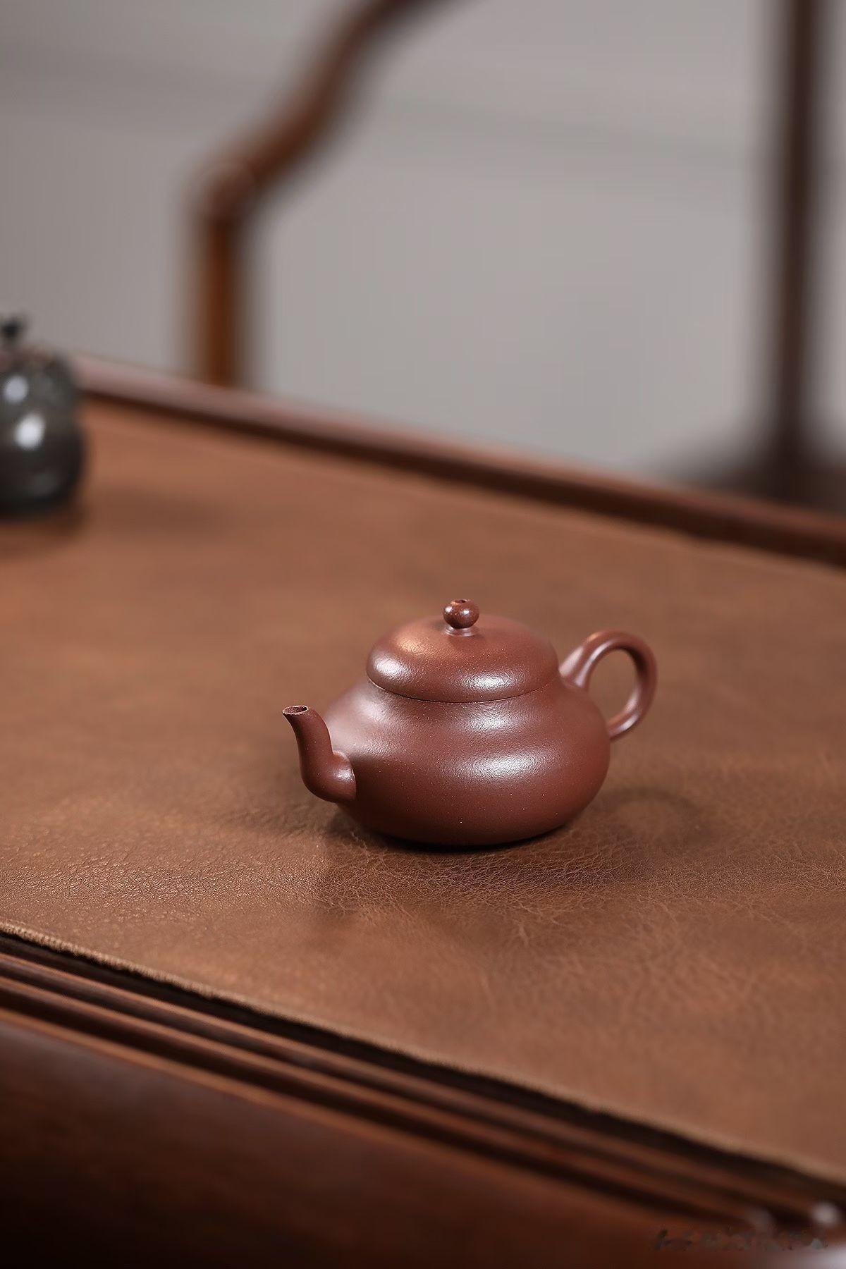 壶上一抹茄皮紫，多少匠人未了情
玩紫砂壶有些年头的人，大概都听过一个词：紫茄泥。