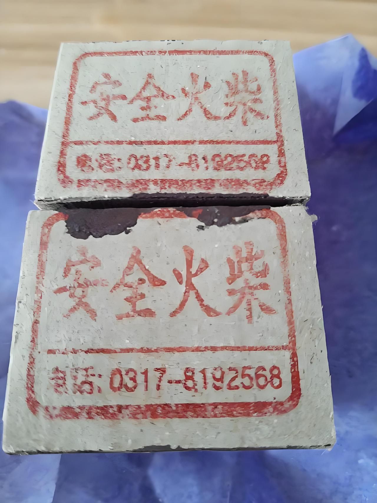 八十年代前，农村人家，人民公社供销社，火柴（洋火）一封十盒，一盒2分钱。
农家人