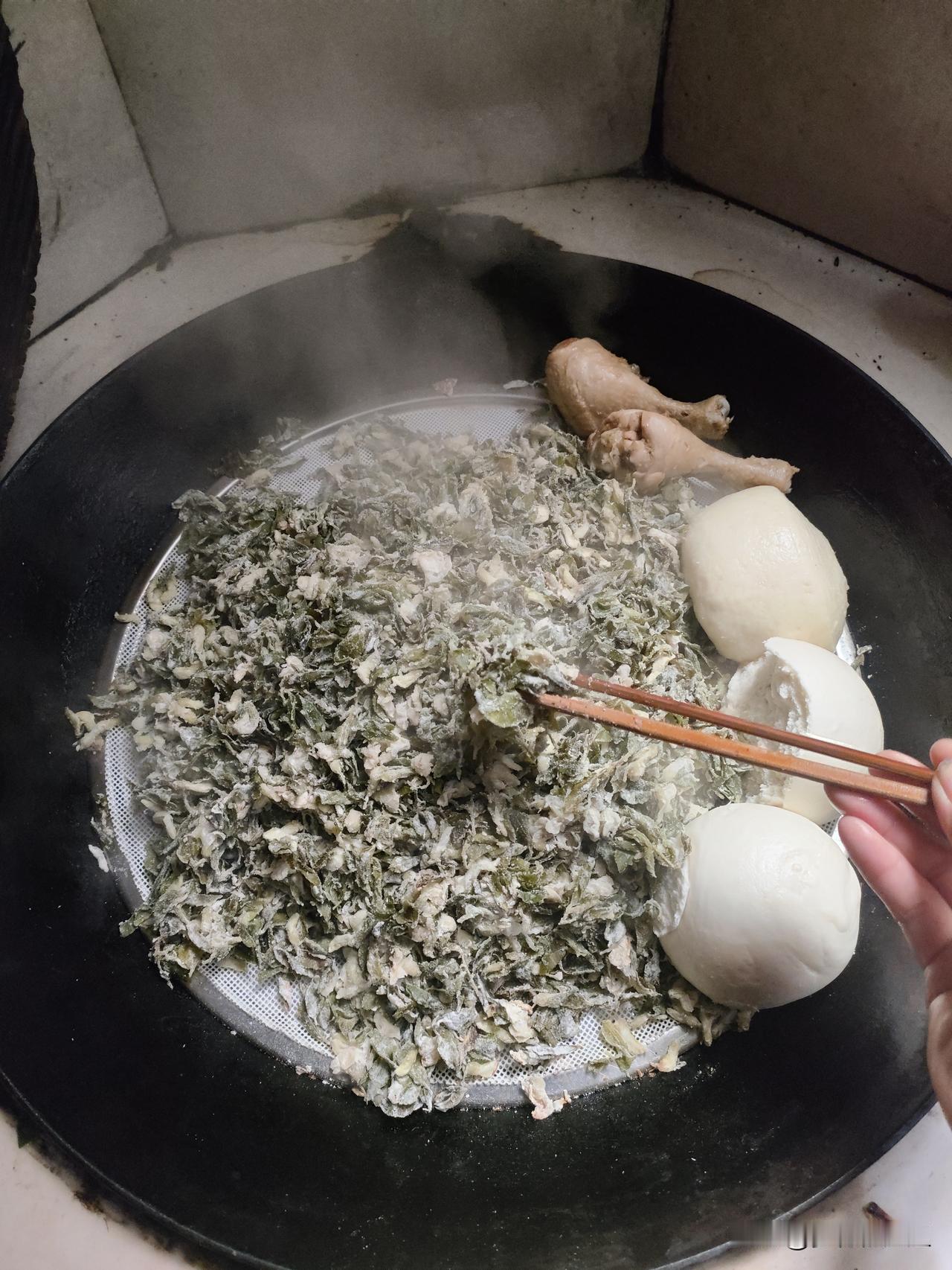 今天五一节，做一道孩子在学校里吃不到的天然美食
提前去田野里找的洋槐花和榆叶子，