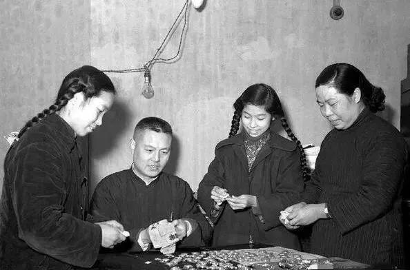 1949年上海解放前夕，钟表大亨俞征伟做出了一个重要决定，那就是不和那些买船票离