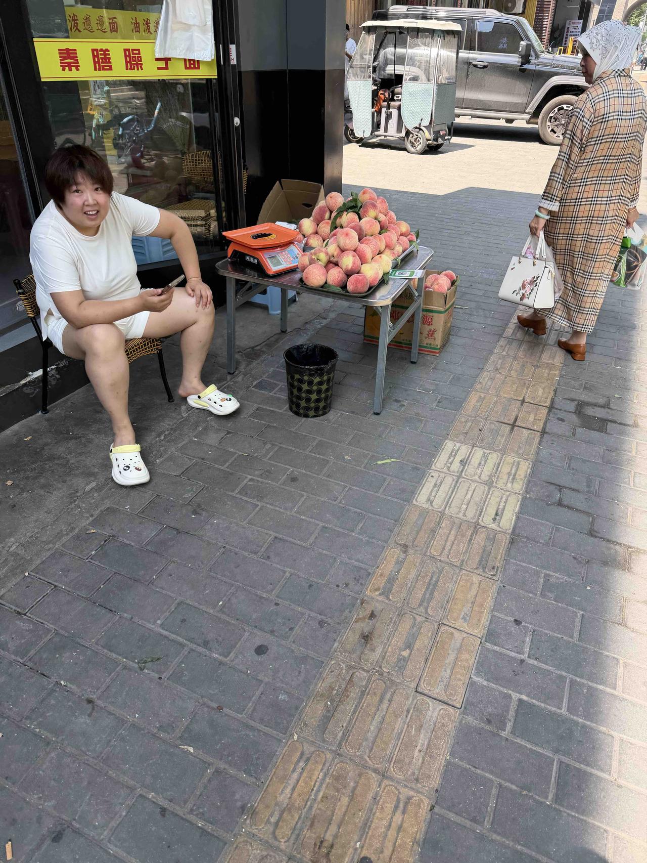 今天上午，我本来计划，去习武园买包子，再到洒金桥的劳武巷里买水蜜桃；结果，走到玉