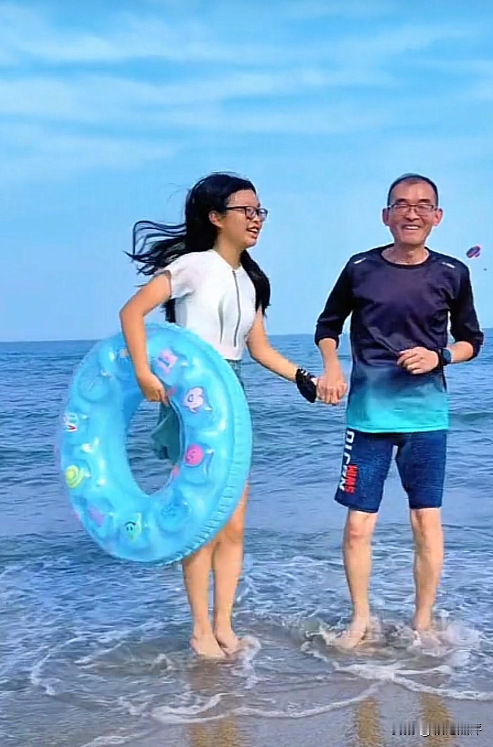 谢浩男爸爸很久不更新视频了 ，今天不知道是怎么回事，连更三条视频，其中有一条是跟