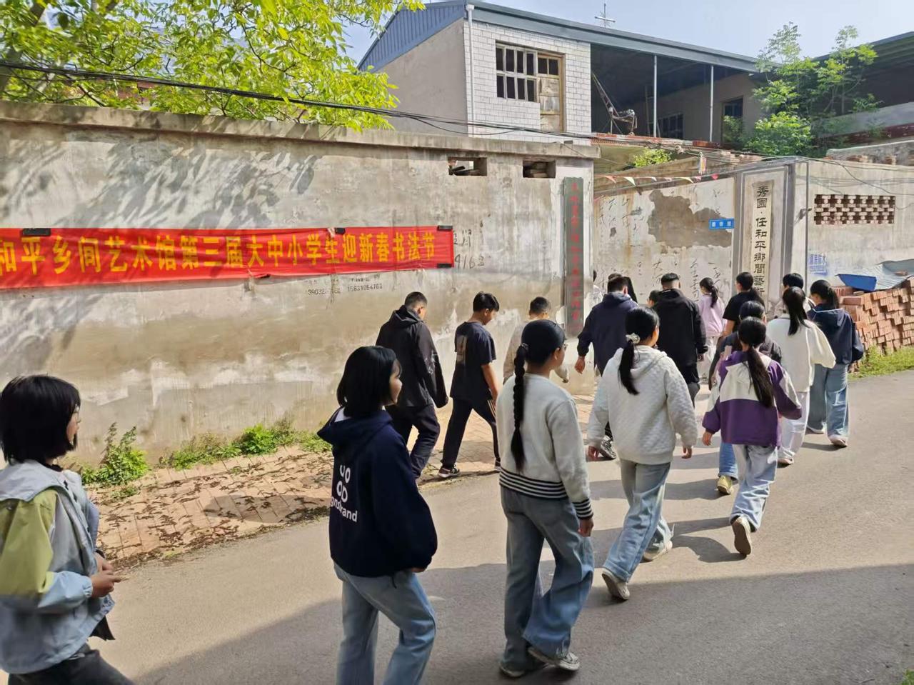 今天上午，河北邯郸成安县辛义乡后裴里小学的学生，到“秀园.任和平乡间艺术馆”游学