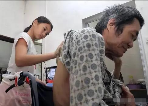 2006年广东一男子在医院陪护流产的妻子，谁知在病房外抽烟时，意外发现一名女弃婴