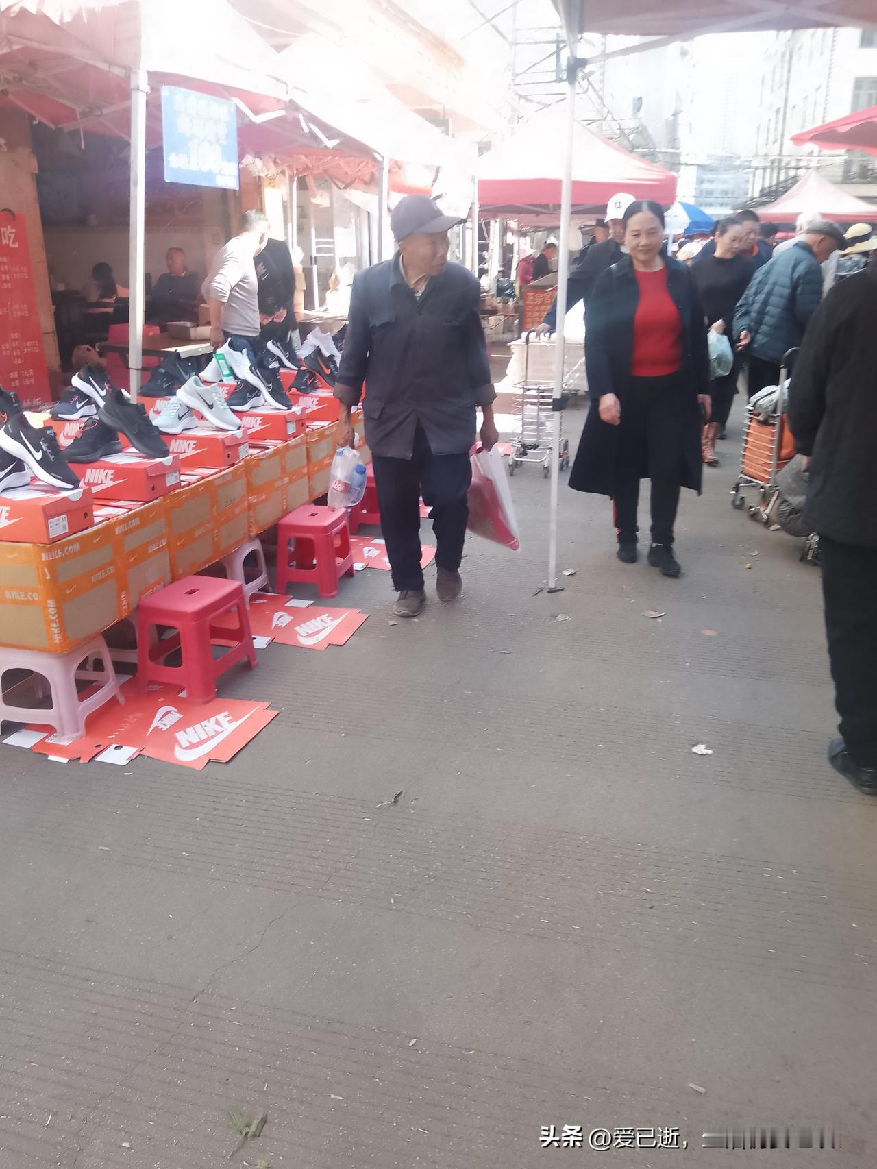 买菜去超市还是菜市场还是菜市场的更新鲜，品种也比较全一些。特别是遇到赶乡街子，菜