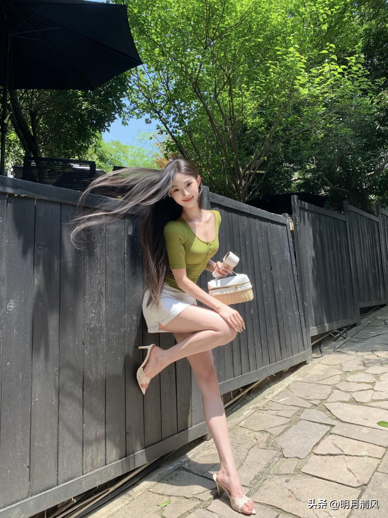 📷牛油果绿配白裙，怎么拍照都出片！

前两天出门溜达，正好穿了件牛油果绿的上衣