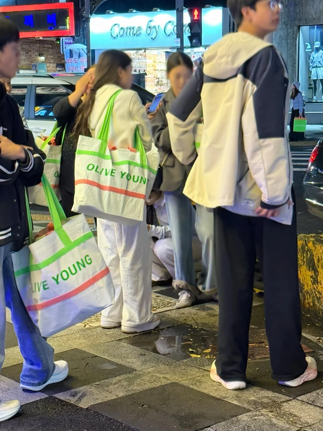 刚落地韩国 怎么人手一个这个袋子？