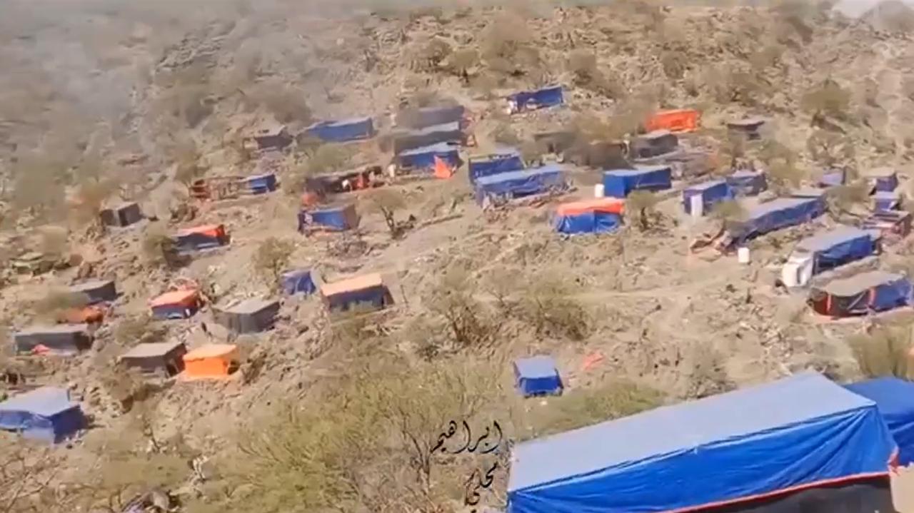 也门北部山区边境地区成片的帐篷，并声称武装的非洲移民阻止了当地居民的通行，构成了