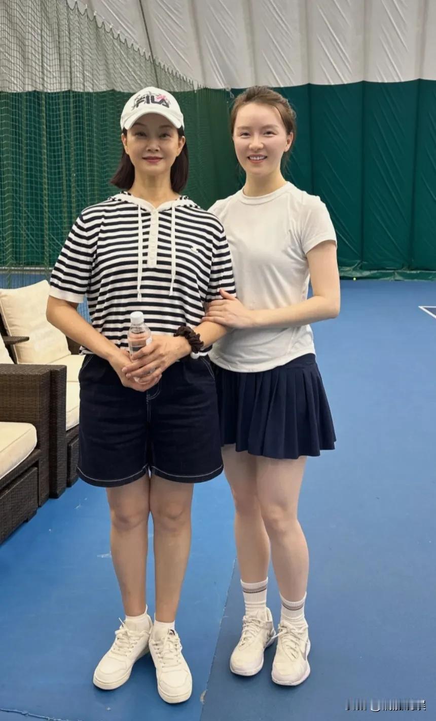 真不怪她有“冻龄美魔女”的称号，59岁的她，真的看不出是花甲之龄。
民歌天后宋祖