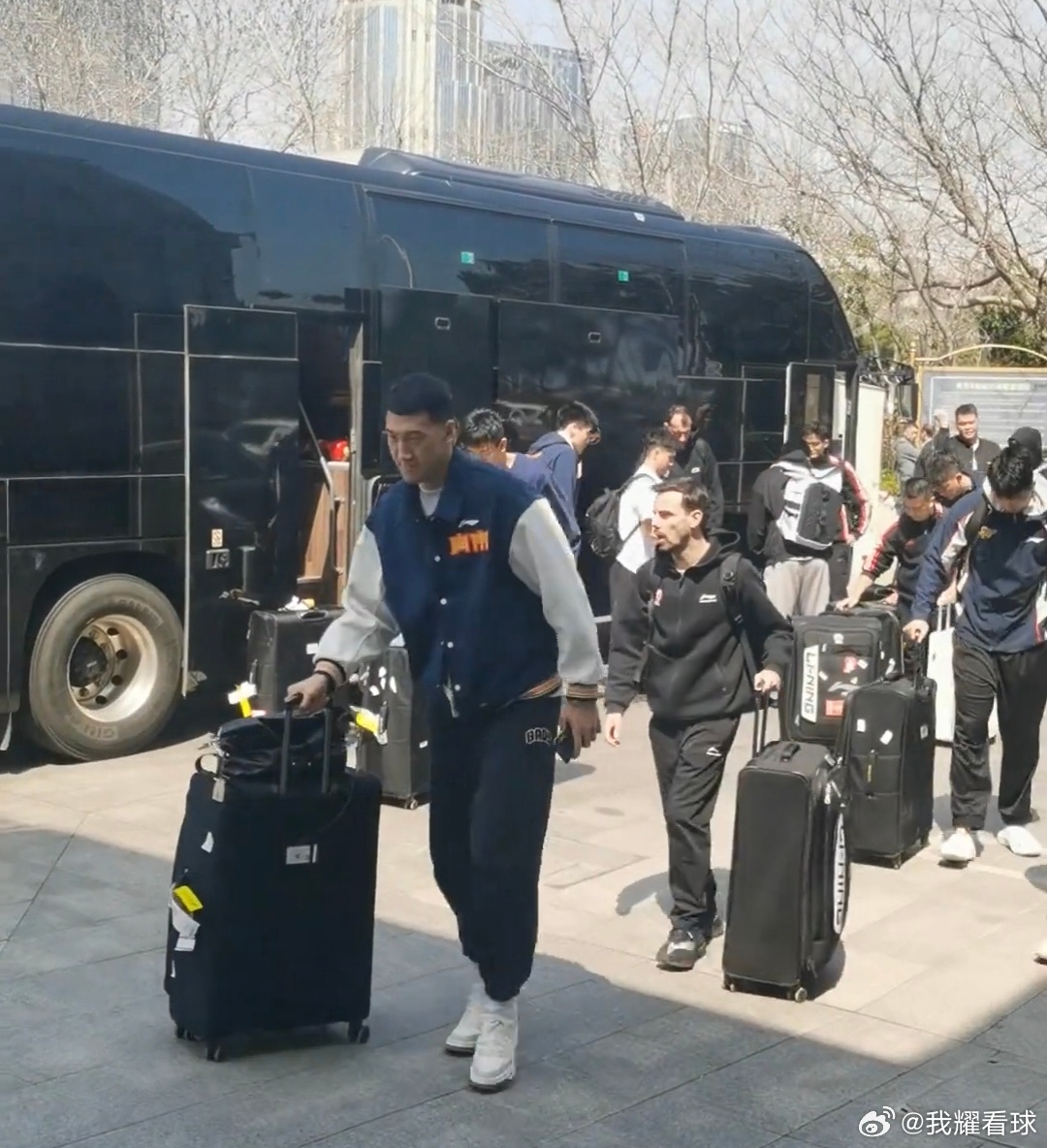 广东队乘坐高铁顺利抵达青岛，入住下榻酒店继续开启客场之旅，明晚球队将要对阵联盟第