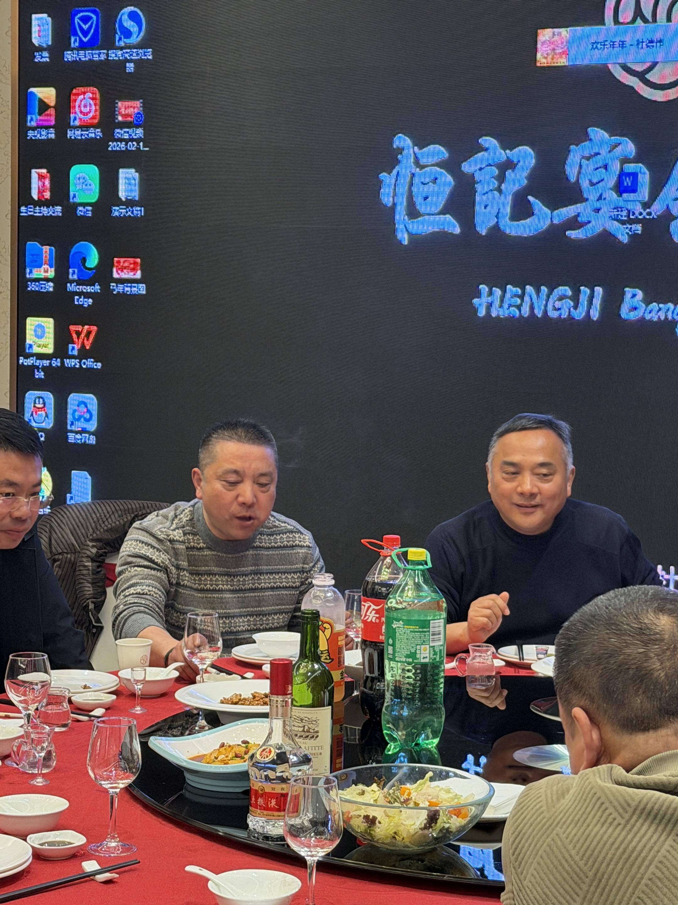 我爹和叔叔亲兄弟俩，少年时一起走南闯北，中年时一起支撑家族的大梁，老年...