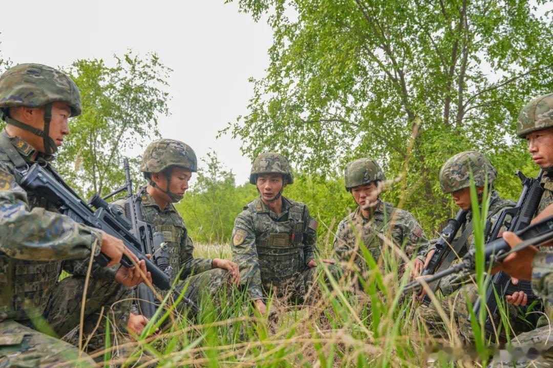 开路先锋号[超话]近日，武警天津总队机动支队依托陌生环境，组织官兵进行实战化背景