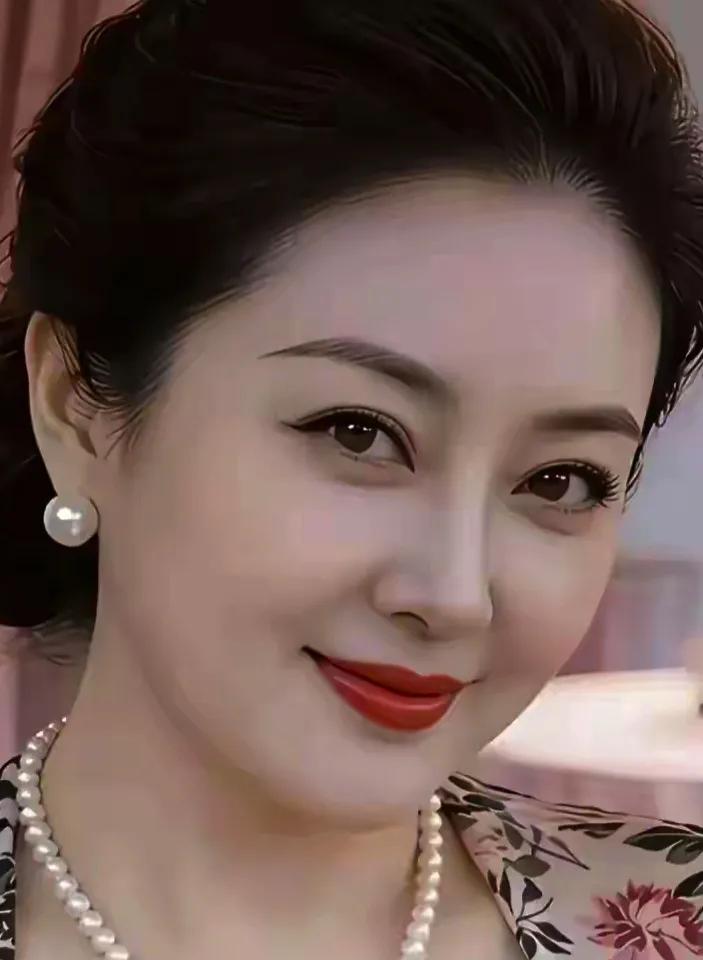 方圆天地，为头条联友对联：
浅笑凝眸皆是您，
勾魂落魄尽为情。