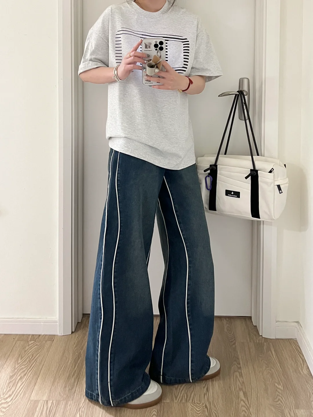 春夏休闲随性｜灰色短袖+条纹蓝牛仔阔腿裤