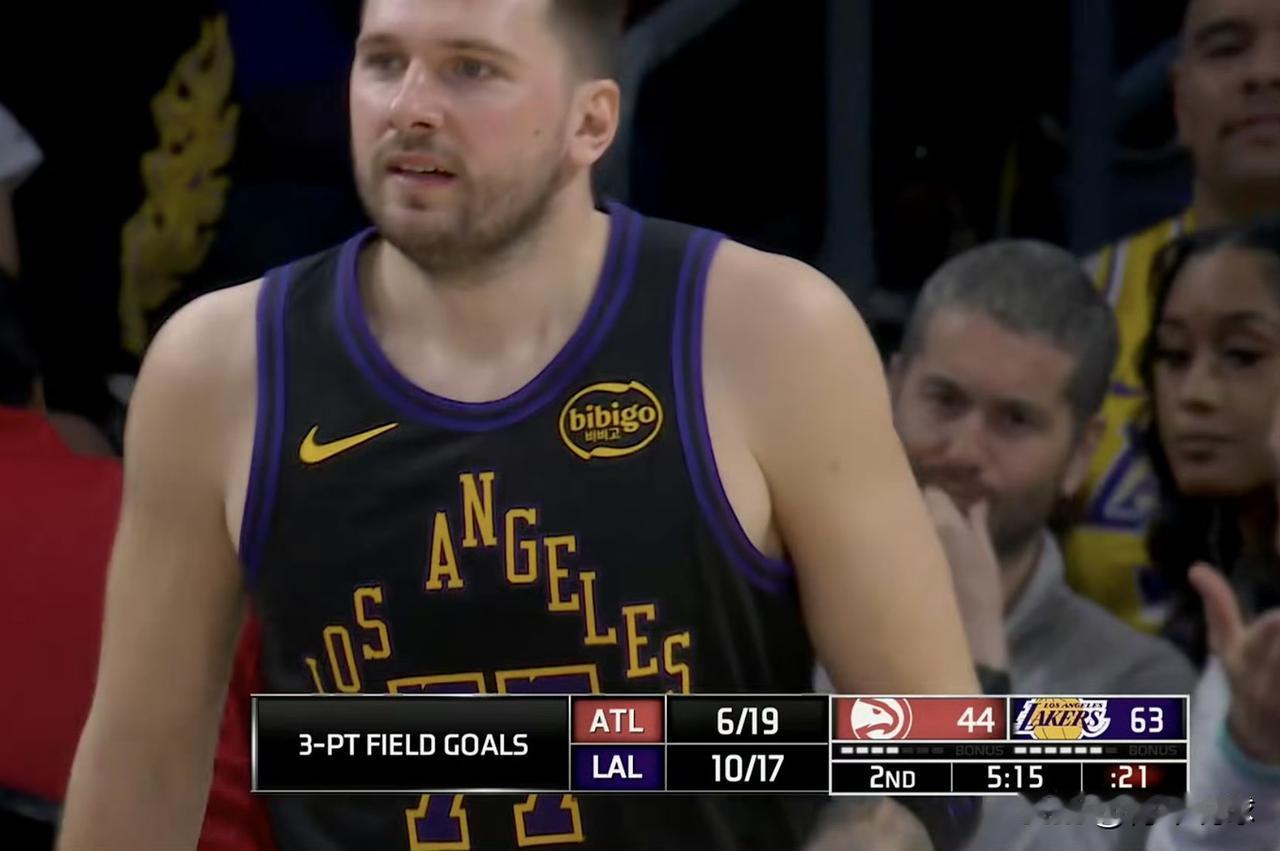 无视防守！东契奇的三分球太不讲道理了！

今天背靠背对阵老鹰队，东契奇选择带着腹