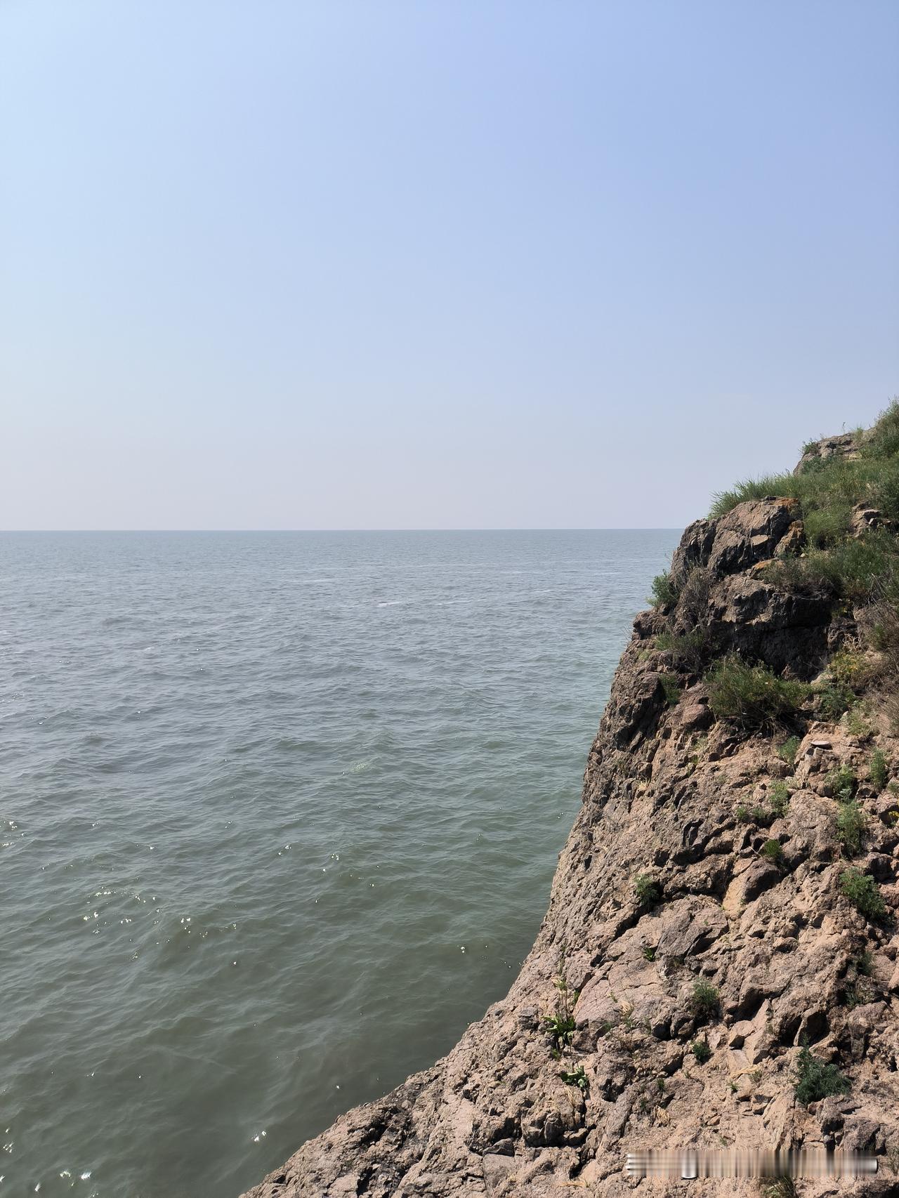 母亲坚持海葬的故事像一枚钥匙，轻轻打开了那扇被“伟大”与“无私”长久封存的情感之