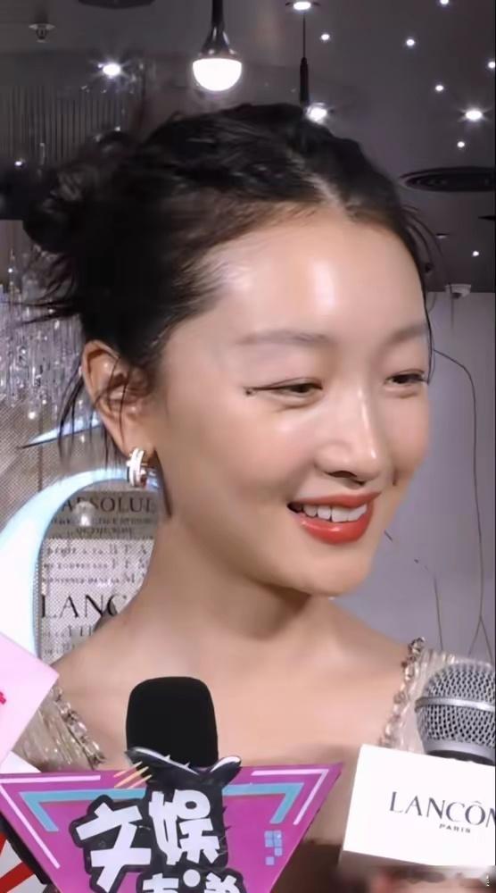 周冬雨五年没正经演电影，到底在干嘛？三金影后的光环下，是连续几部作品的票房、口碑