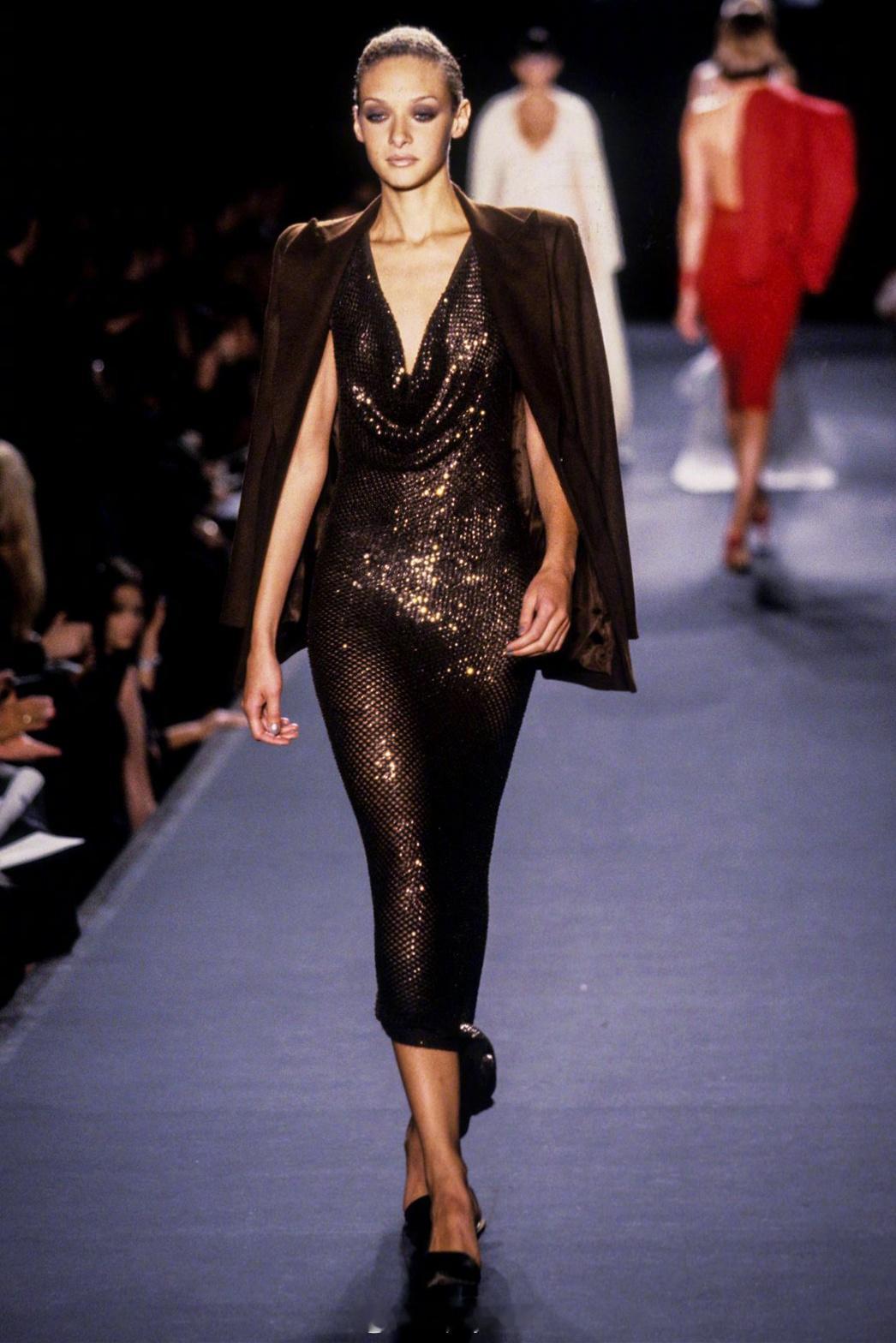 Halston F/W 1997以前真的有很多简洁利落又气场强大的美丽裙子✨ ​