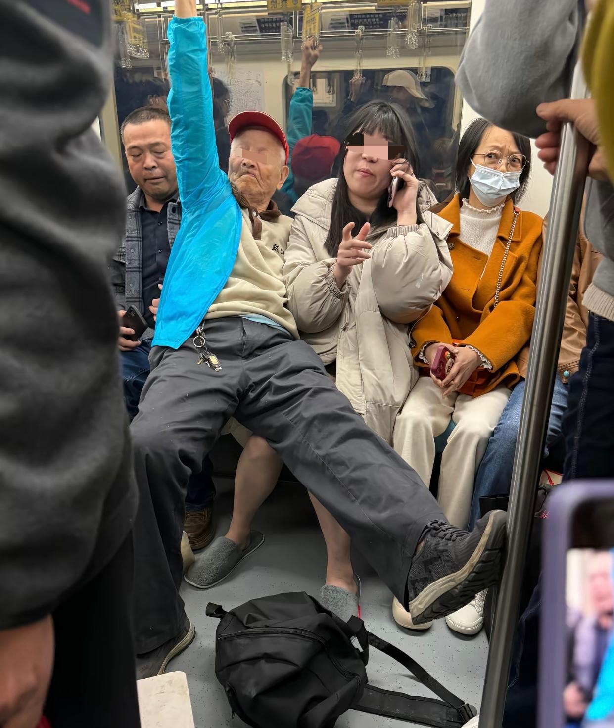 上海地铁“硬要坐大爷”遇上“硬不让座姑娘”，处理结果算是意料之中情理之外，大爷全