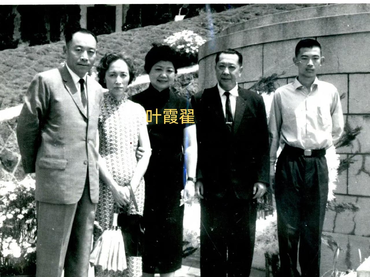 周士瀛和李文给胡宗南扫墓，一张罕见的留影，这张照片拍摄于1962年胡宗南病故之后