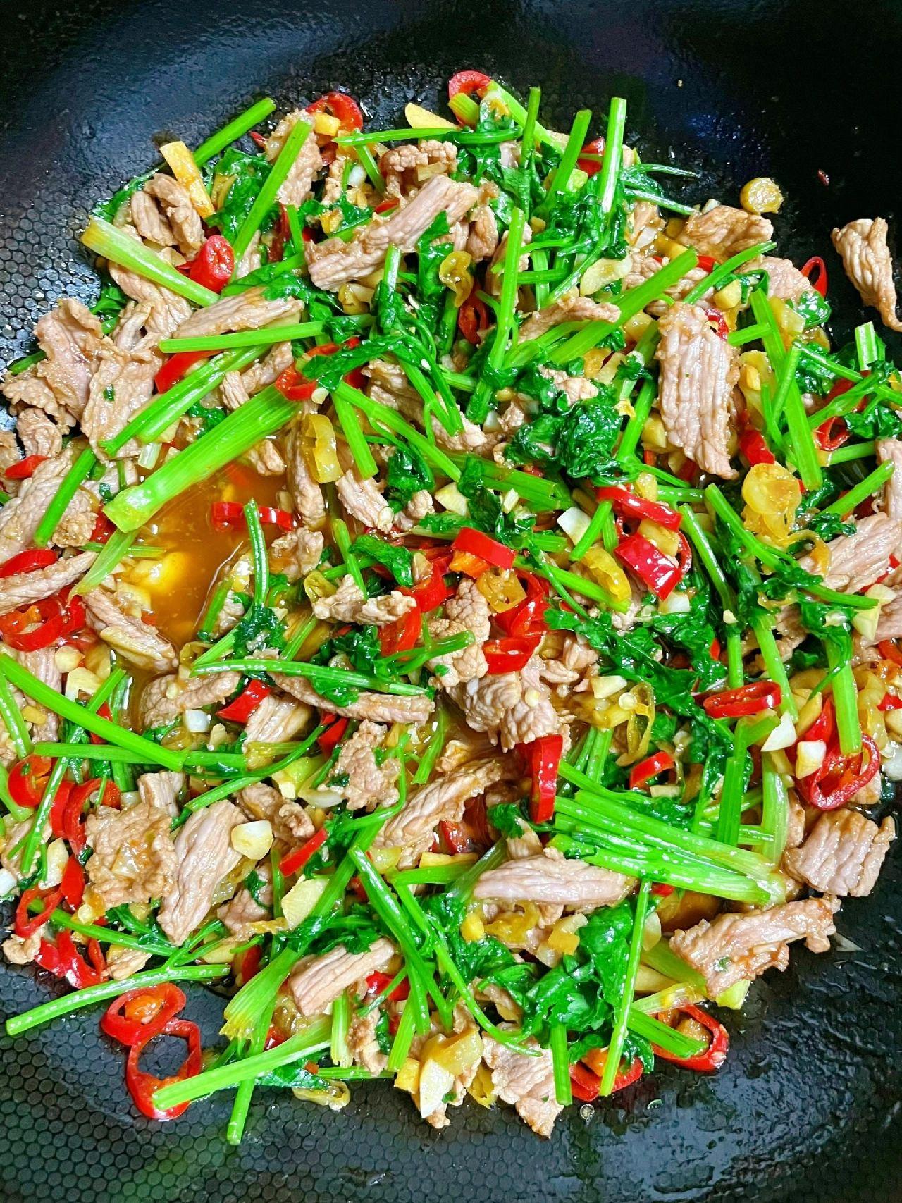 能吃辣的，一定要试试这个，巨巨巨好吃！！！
香菜泡椒牛肉，典型的湖南菜，超级下饭