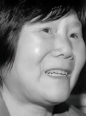 1975年，湖北神农架几名妇女正在田里挖洋芋时，一位女孩因为内急跑去树林中解决，