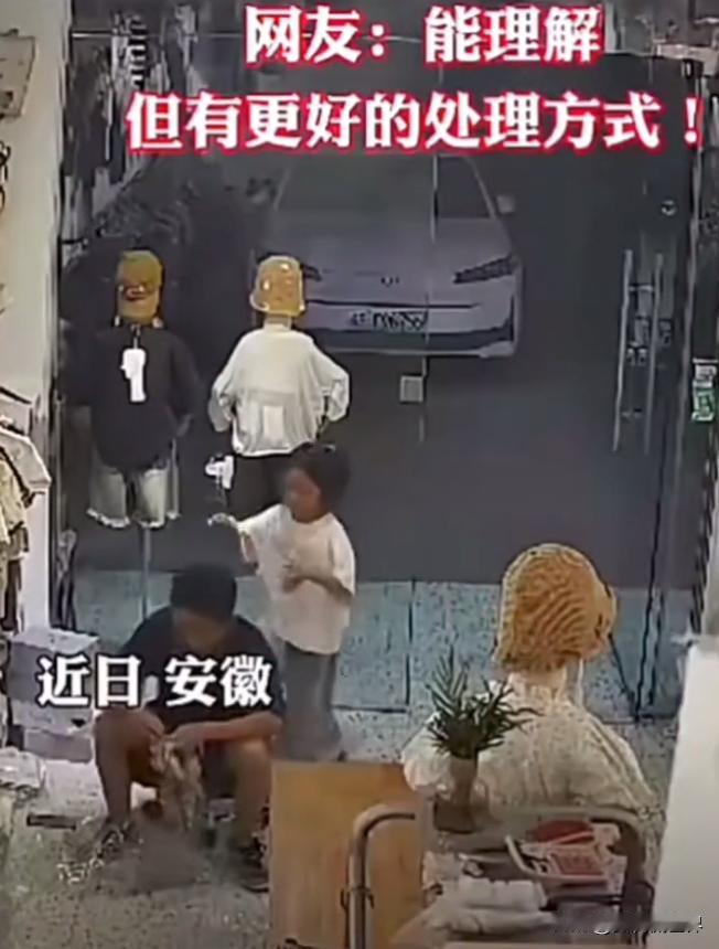 必遭天谴，男子踹飞女儿已经犯了天条。这个作品中的男子确实让人气愤，其行为已经犯了