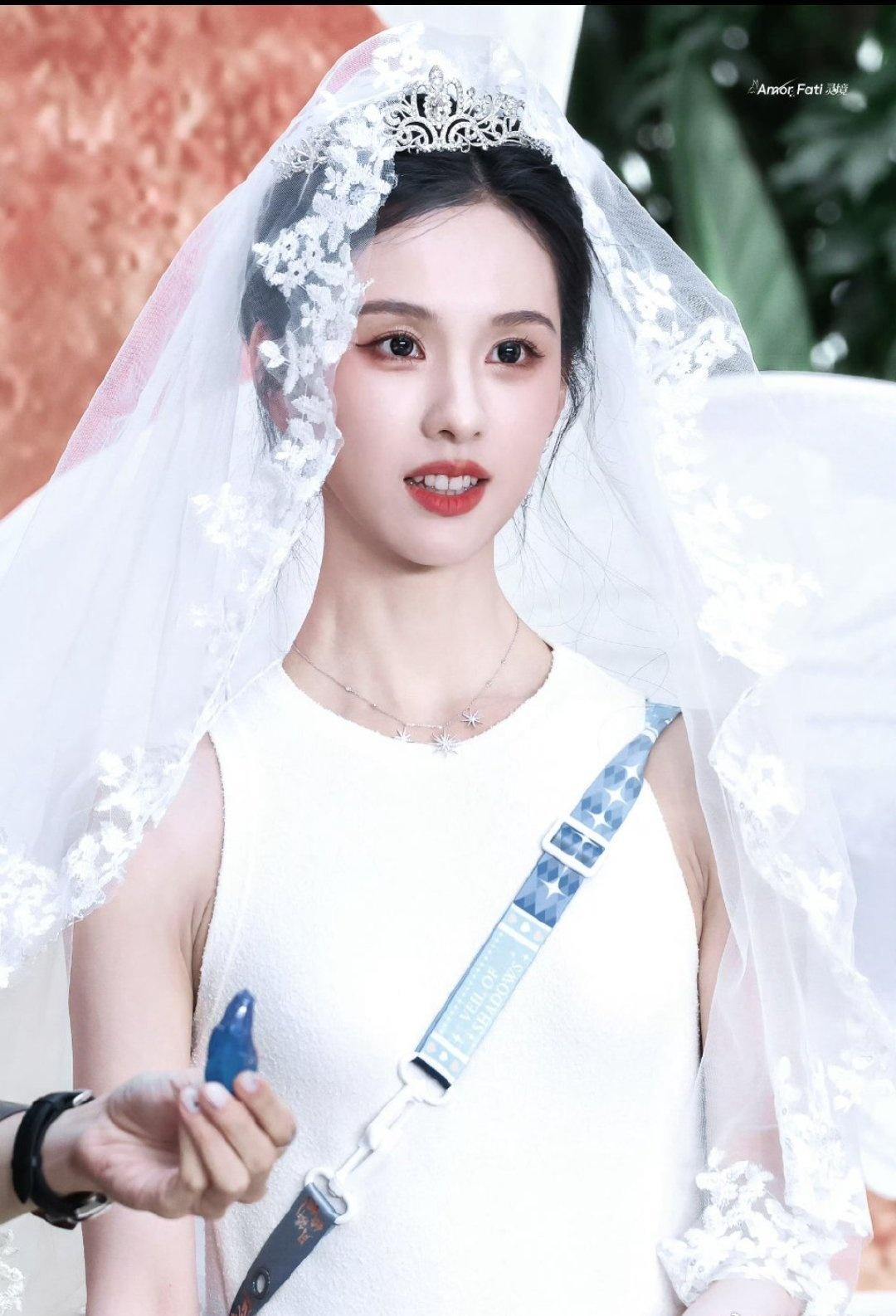 陈都灵🐰陈都灵白幼薇 
眉如远山含黛，目似秋水横波，往那一站，就像从古画里走出