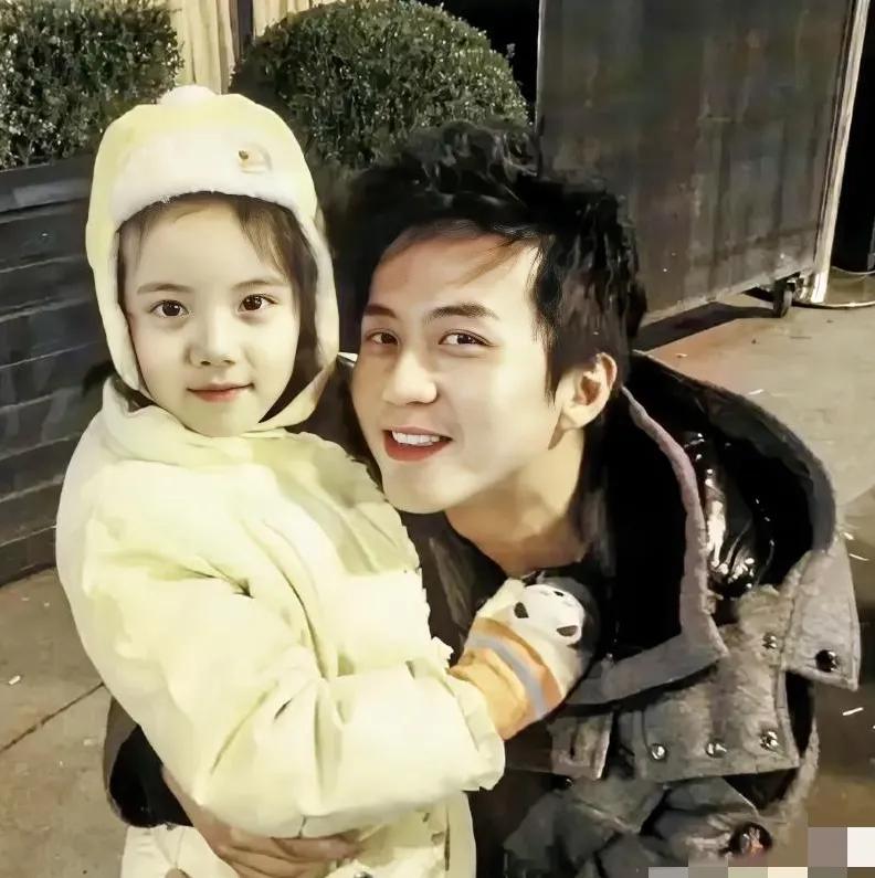 一直想不通的，不是邓超居然搭档戏骨迟蓬老师，而是为什么安排他唱《妈妈有座电影院》