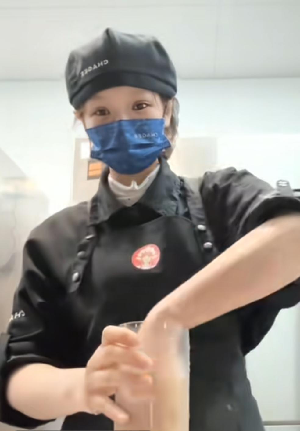 昨天看了一条视频“霸王茶姬”的一名员工，因为模仿印度阿三的手打奶茶被辞退了。
