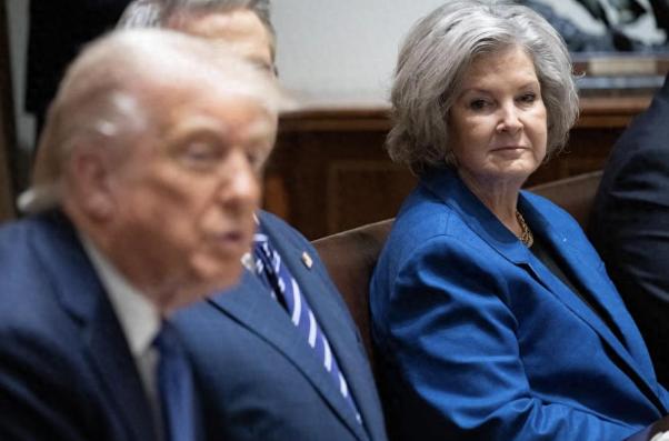 【白宫幕僚长证实特朗普在爱泼斯坦文件中 称两人曾是“花花公子”】白宫幕僚长苏茜·