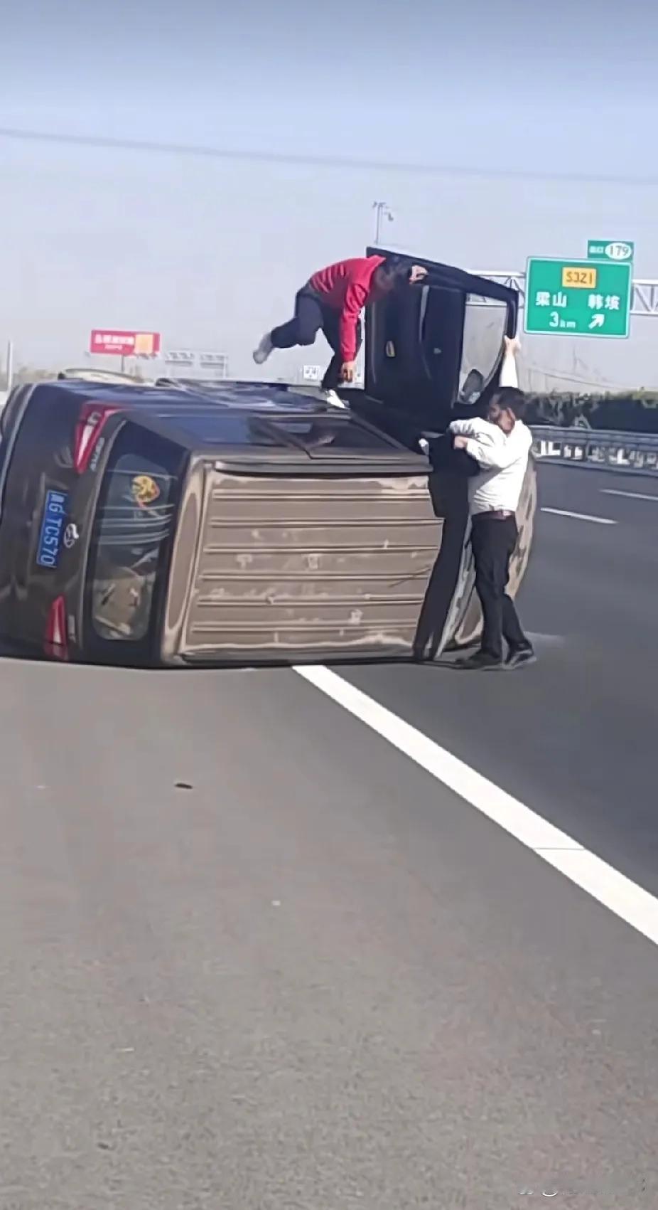 高速上的逆行身影：那抹白衣是最帅的光

 

高速路的突发侧翻，让一位白衣小伙子