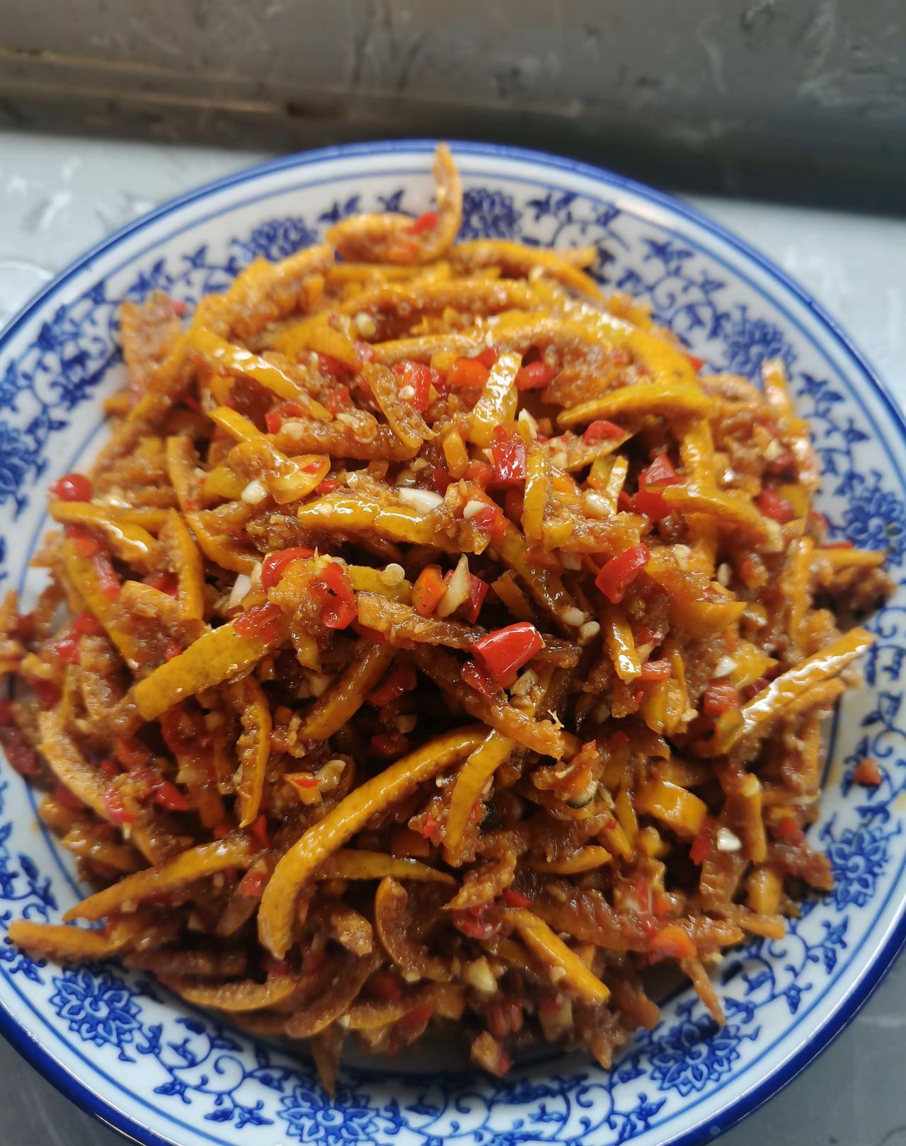 四川人真是啥都敢吃！
桔子皮焯水之后，把水分挤干，加入各种调料，吃起来那叫一个爽