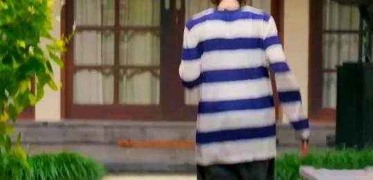 贺峻霖一言不合就开跳 当姐姐说出“小孩就是小孩”，贺峻霖立刻化身舞蹈精灵，毫无保