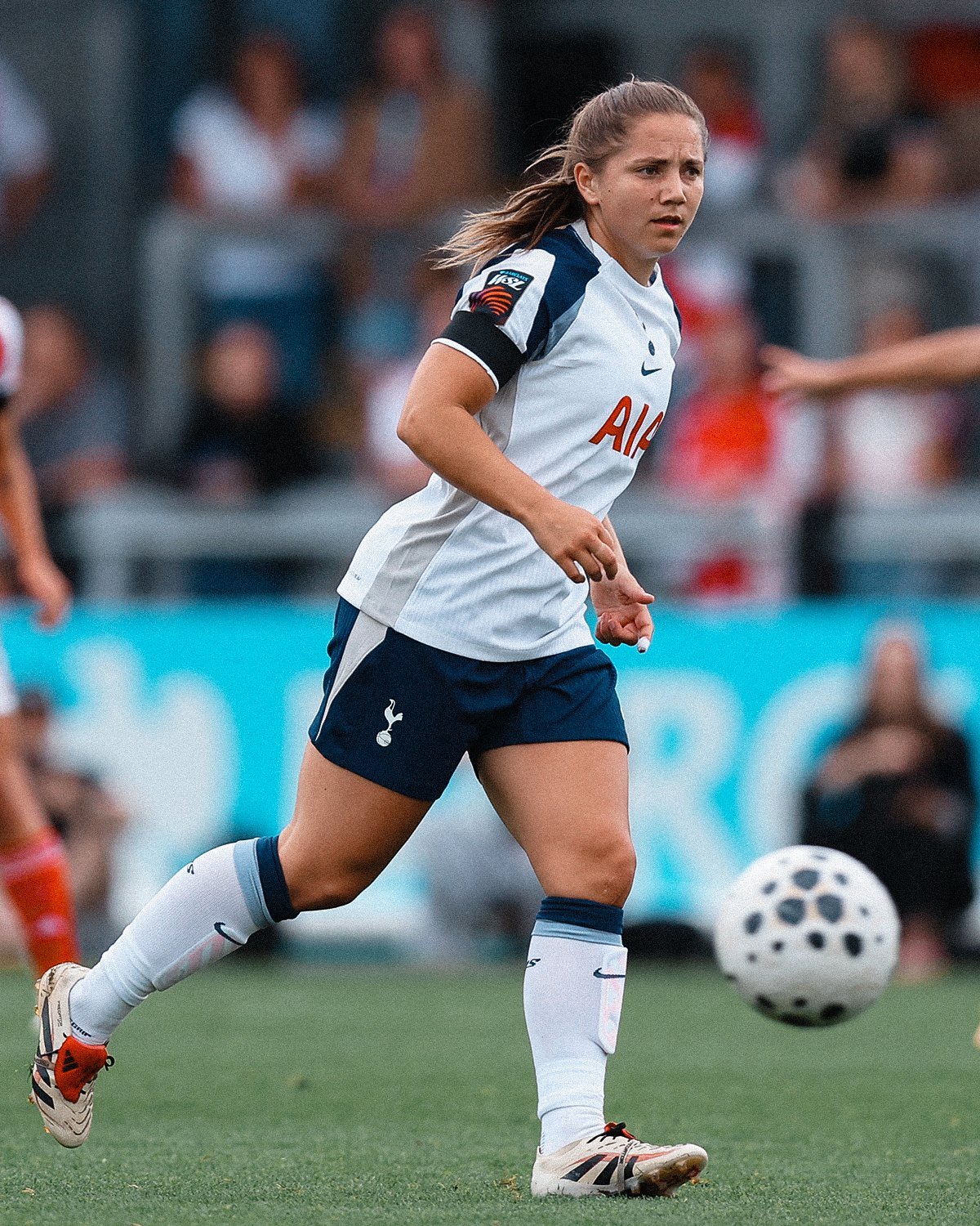 热刺女足中场基特·格雷厄姆外租至伊普斯维奇女足，安娜·希奇从西汉姆联租借回归。 