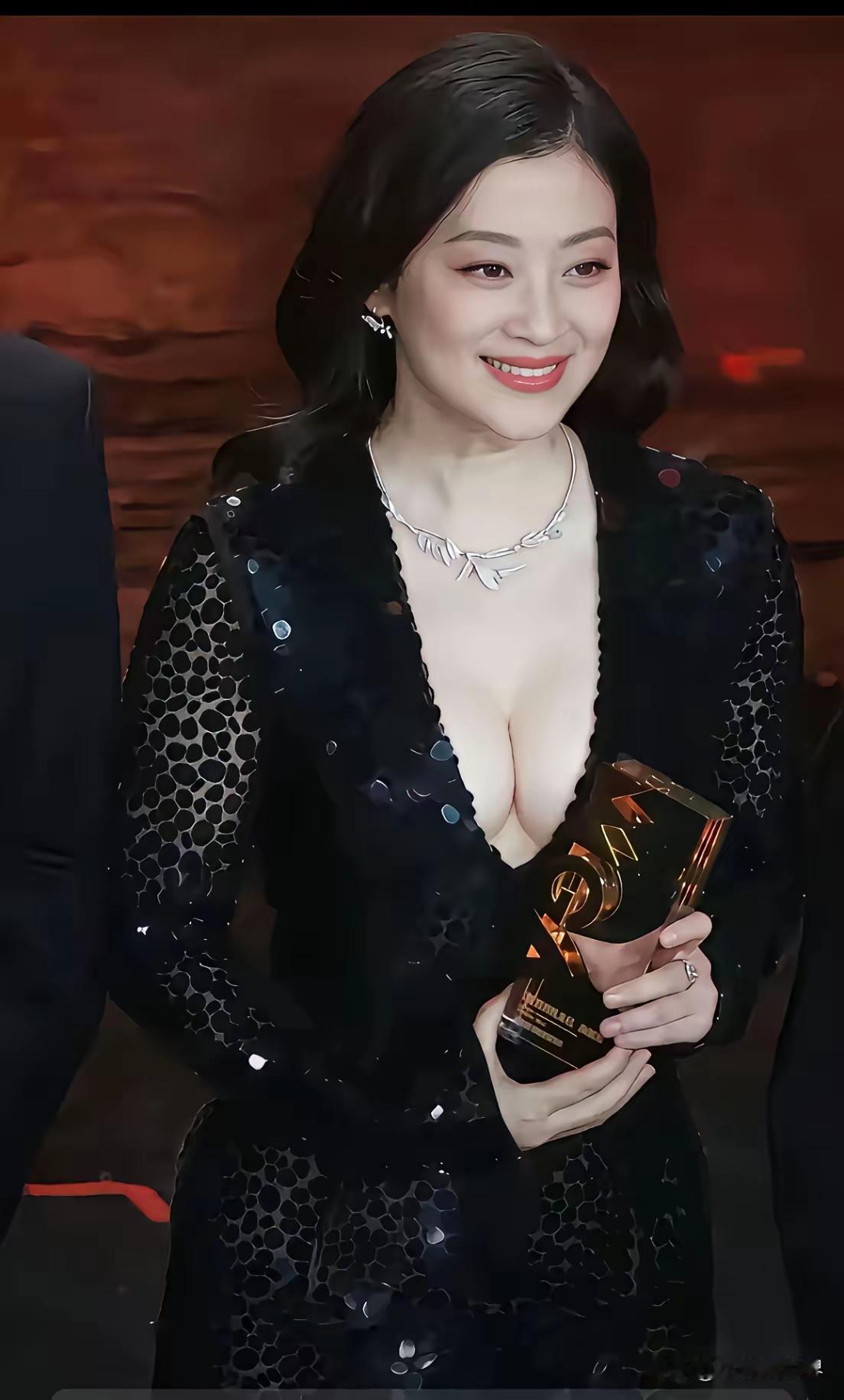 梅婷这波转变真的太让人惊喜了！年轻时候的她，可能受限于各种因素，穿衣风格比较保守