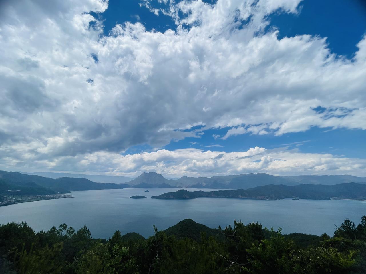 泸沽湖，这个曾在我掌纹里洇开千万遍的蓝调诗篇——今天就在眼前了。当摩梭人摇着柳叶