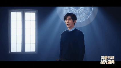 易烊千玺捏泥塑在央视《鸿蒙星光盛典》上，易烊千玺以“泥塑”喻成长，这话真的说到了