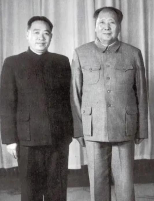 毛主席身边最信任的人，当着所有人的面突然站起来："我决定辞去所有职务！"全场瞬间