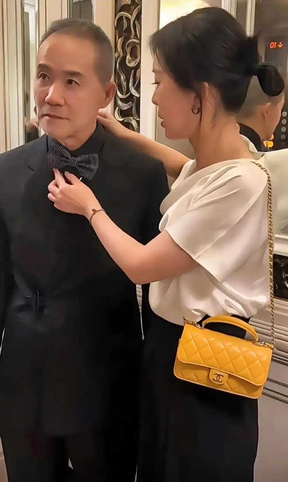 老王的快乐你想象不到！
近日，王石田朴珺出行被拍！
老王拎包又打伞，是一个合格的