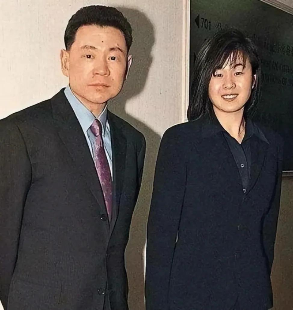 刘銮雄前女友王颖妤近况，已成功入局郑家企业，俩儿子快成年了！
刘銮雄与吕丽君、甘