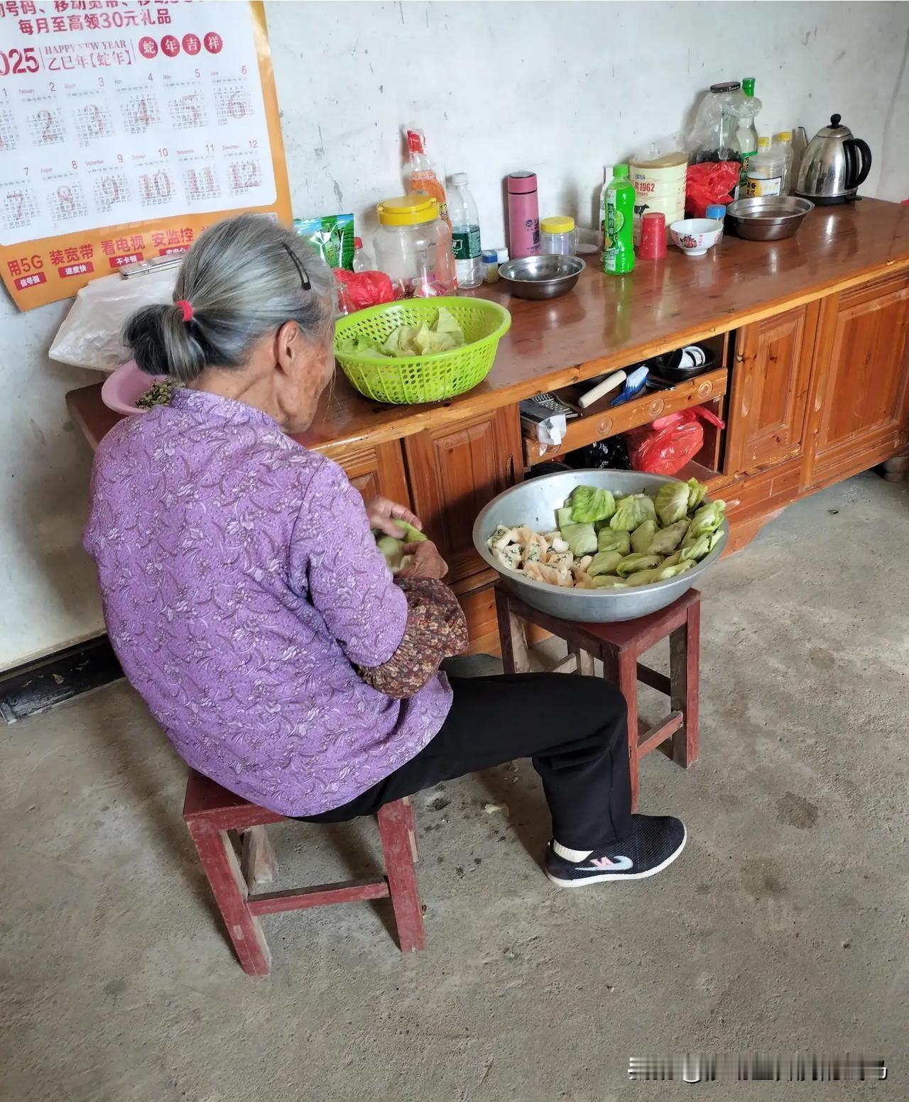 昨天去农村收购荷叶，在一处荷叶收购点，看到一位老奶奶在家里做的不知道是什么食物！