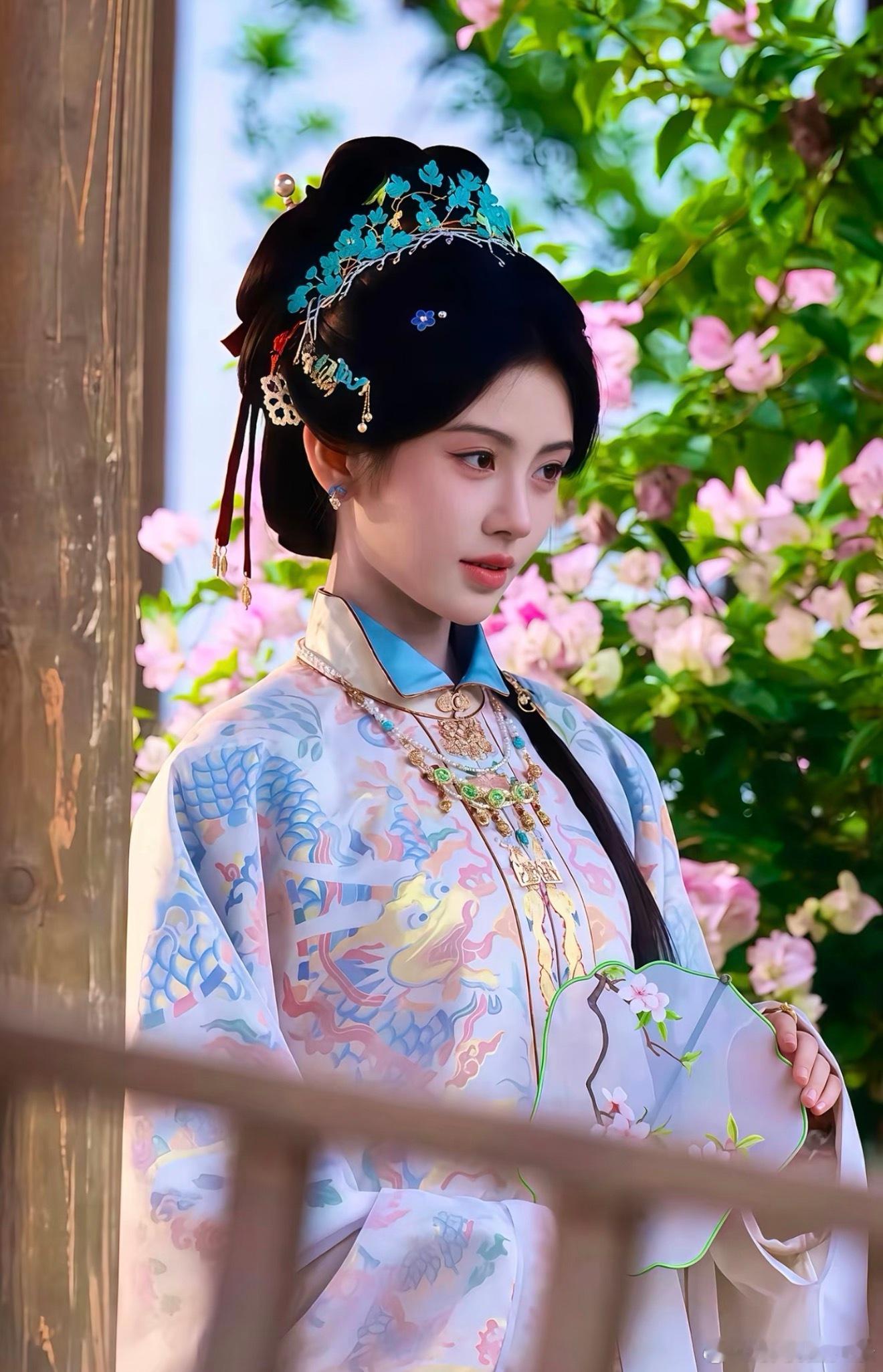 鞠婧祎也看铁拳教育了 鞠婧祎的拍照手势是罗华振同款？？鞠婧祎原来也爱看《铁拳教育