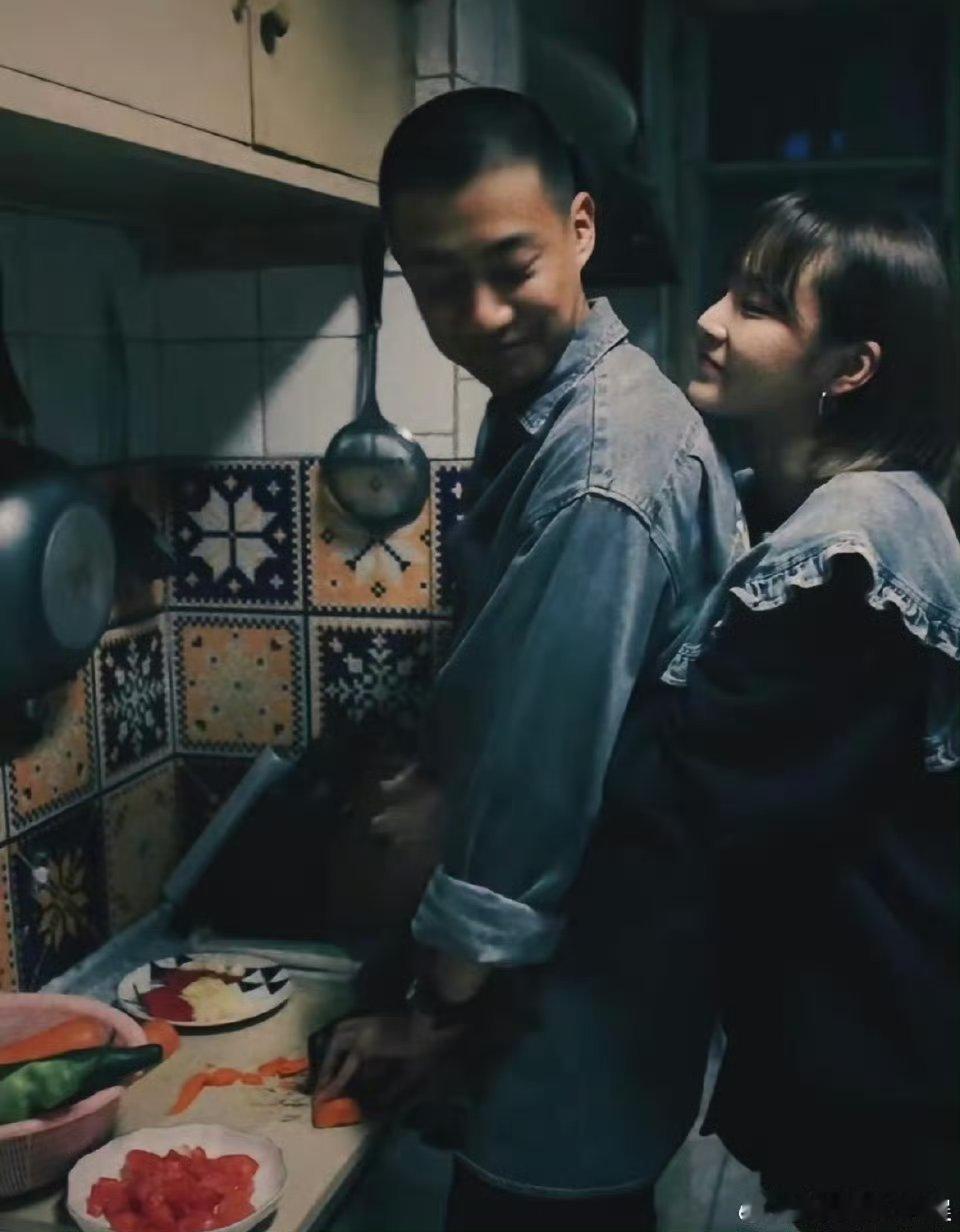 张佳宁高至霆公园遛狗他俩的小城故事多超级好看 我看了不止一遍 好像也是那部剧定情