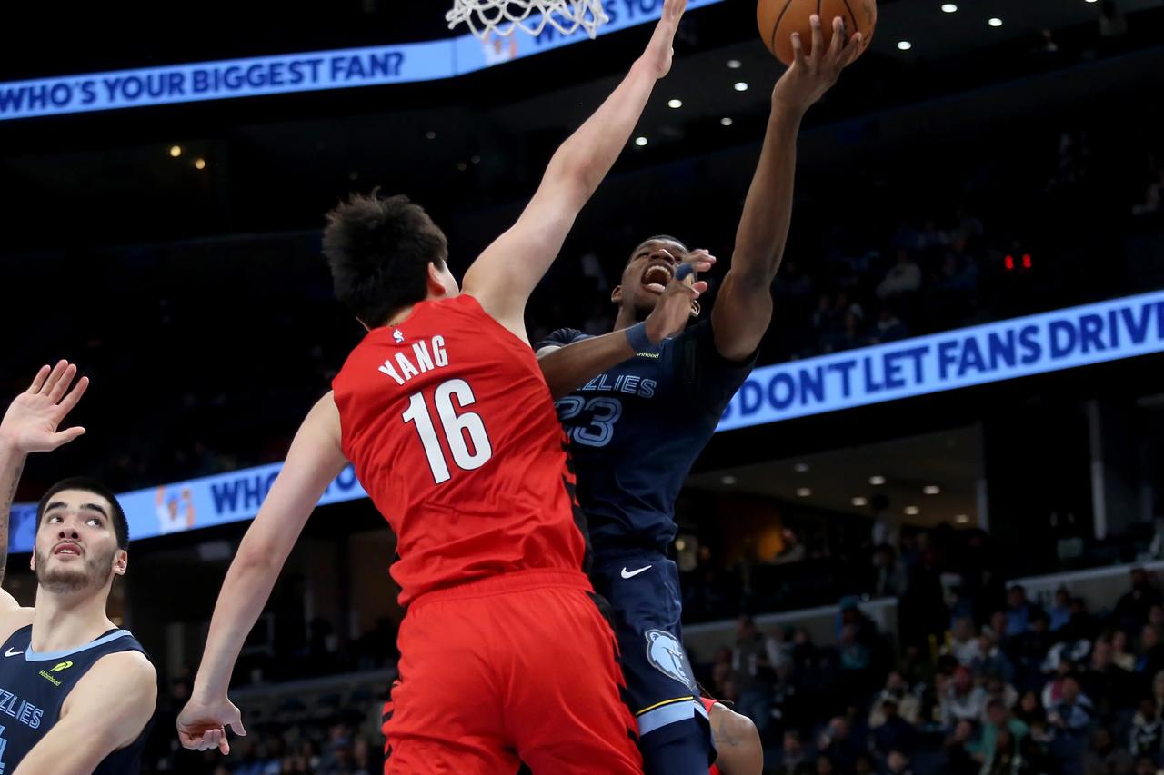 开拓者官网最新消息，杨瀚森 已经不在伤病名单中。这意味着明天对黄蜂的比赛中，可能